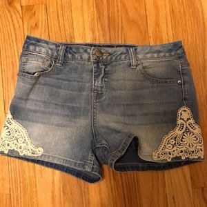 Jean shorts with lace